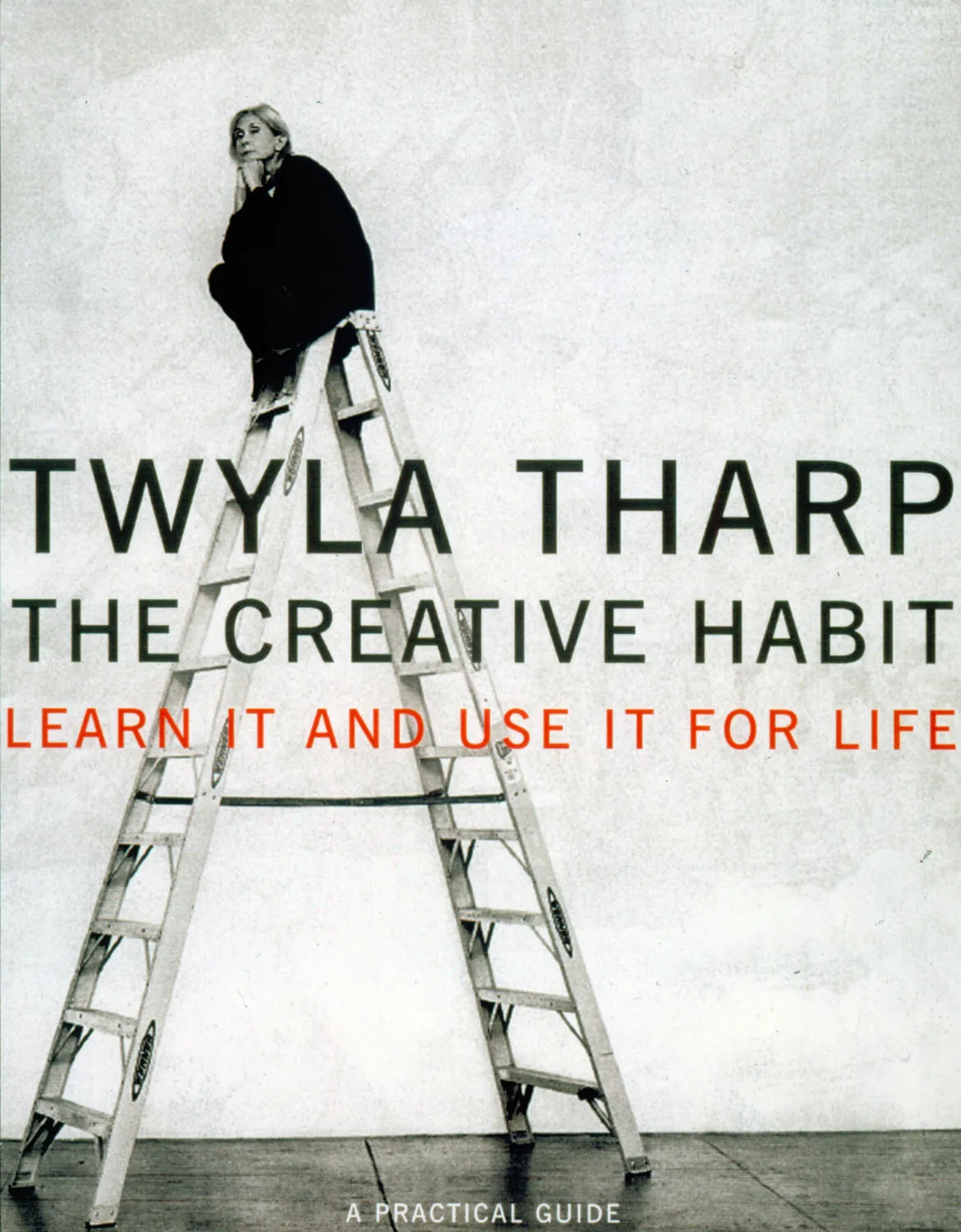 Capa do livro The Creative Habit, com a Twyla Tharp sentada no alto de uma escada